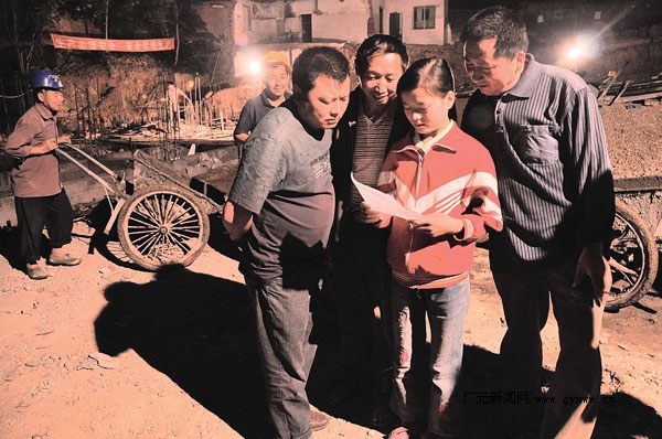 黄菊给学校重建工地的工人们读温爷爷的回信