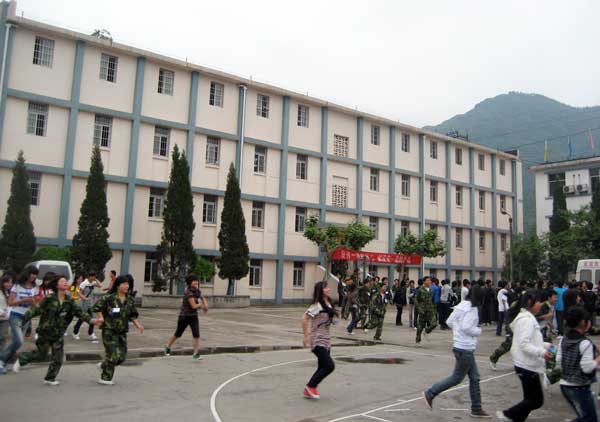 学生迅速撤离到校操场