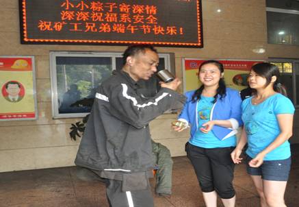 团委送粽子1.jpg