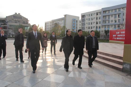 党委书记张斌向市委常委、总工会主席周健汇报学校现状.JPG