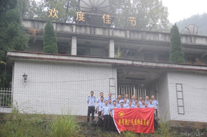 2016091914485200.jpg 原一监区机关楼前合影留念.jpg