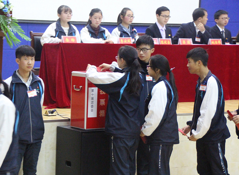 {中学团代会工作报告}.
