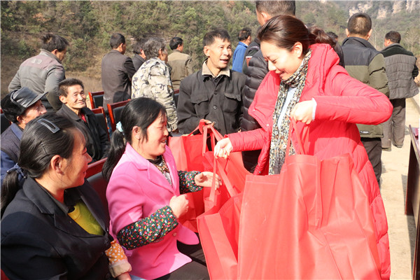 2016121216530306.jpg 慰问送物资.jpg