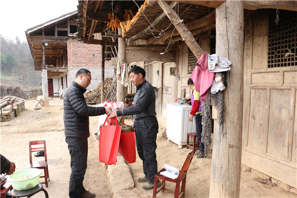 2016121216534508.jpg 慰问.jpg