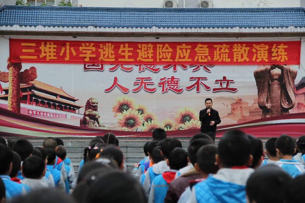 副校长杨福军作总结.jpg