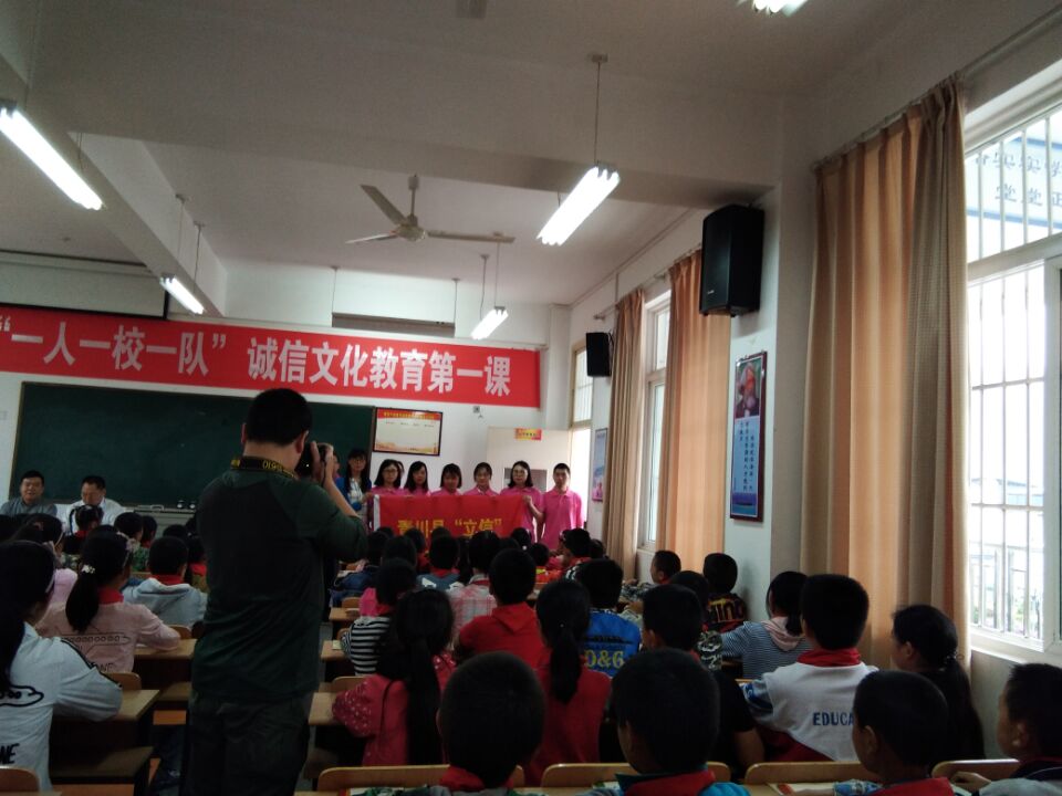 “立信”志愿服务队授旗仪式