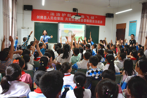 互动环节，小学生们争先恐后回答问题_副本.jpg