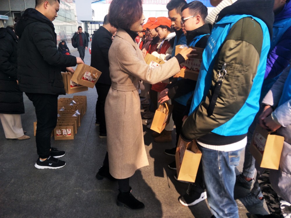 2019021910292202.jpg 给志愿者送慰问品.jpg
