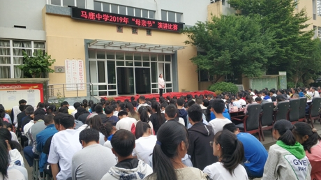 大赛现场选手激情演讲.jpg
