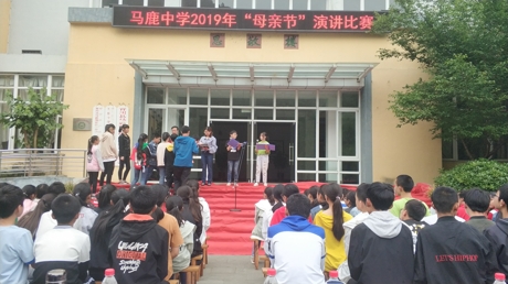 学校领导为获奖同学现场颁奖.jpg