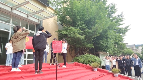 新团员宣誓仪式和老团员重温誓词.jpg